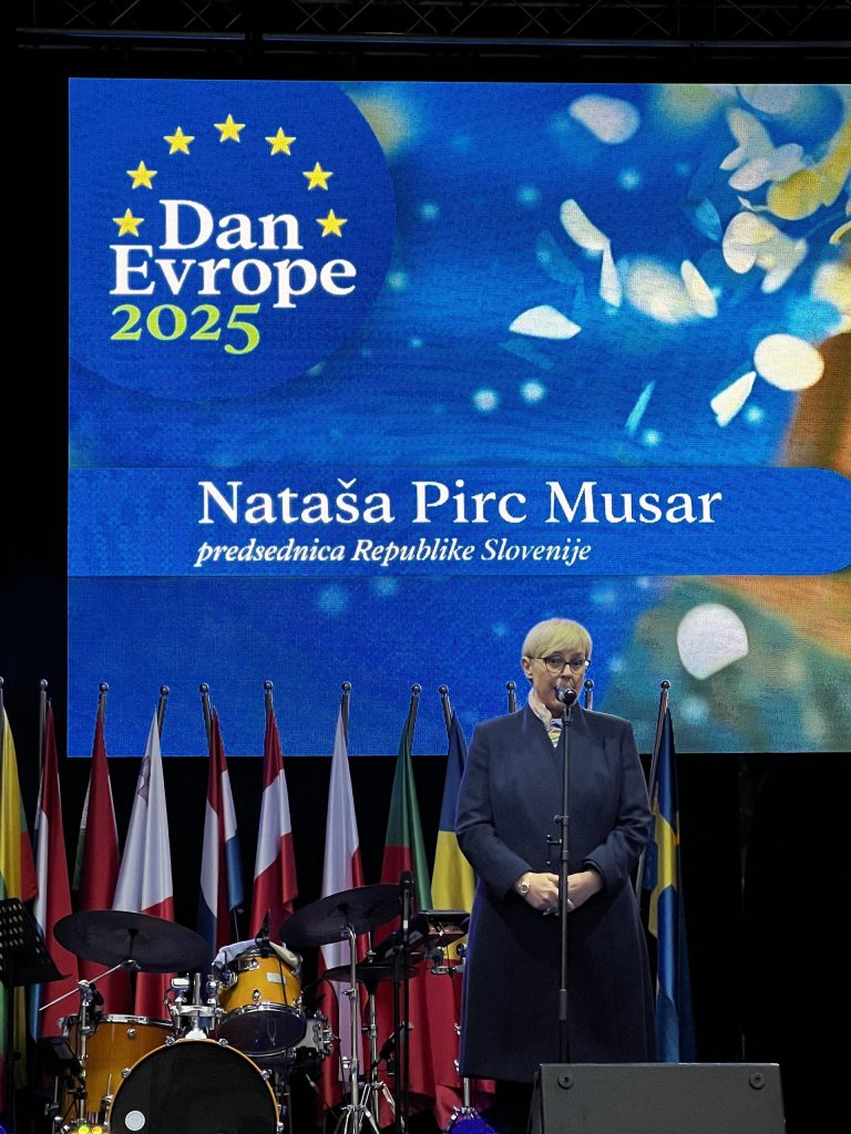 Predsednica Republike Slovenije, Nataša Pirc Musar na odru
