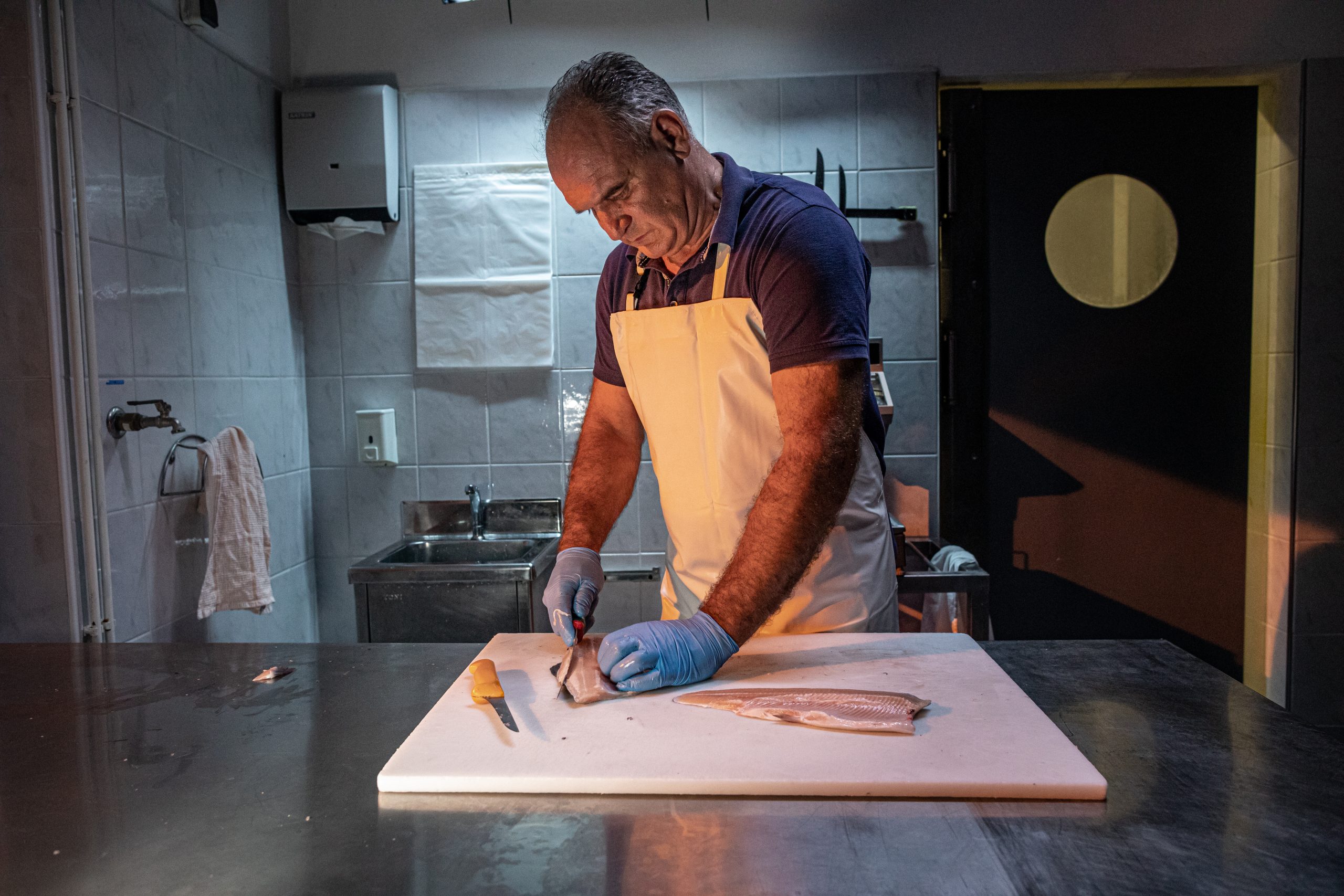 Fotografija prikazuje filetiranje ribe