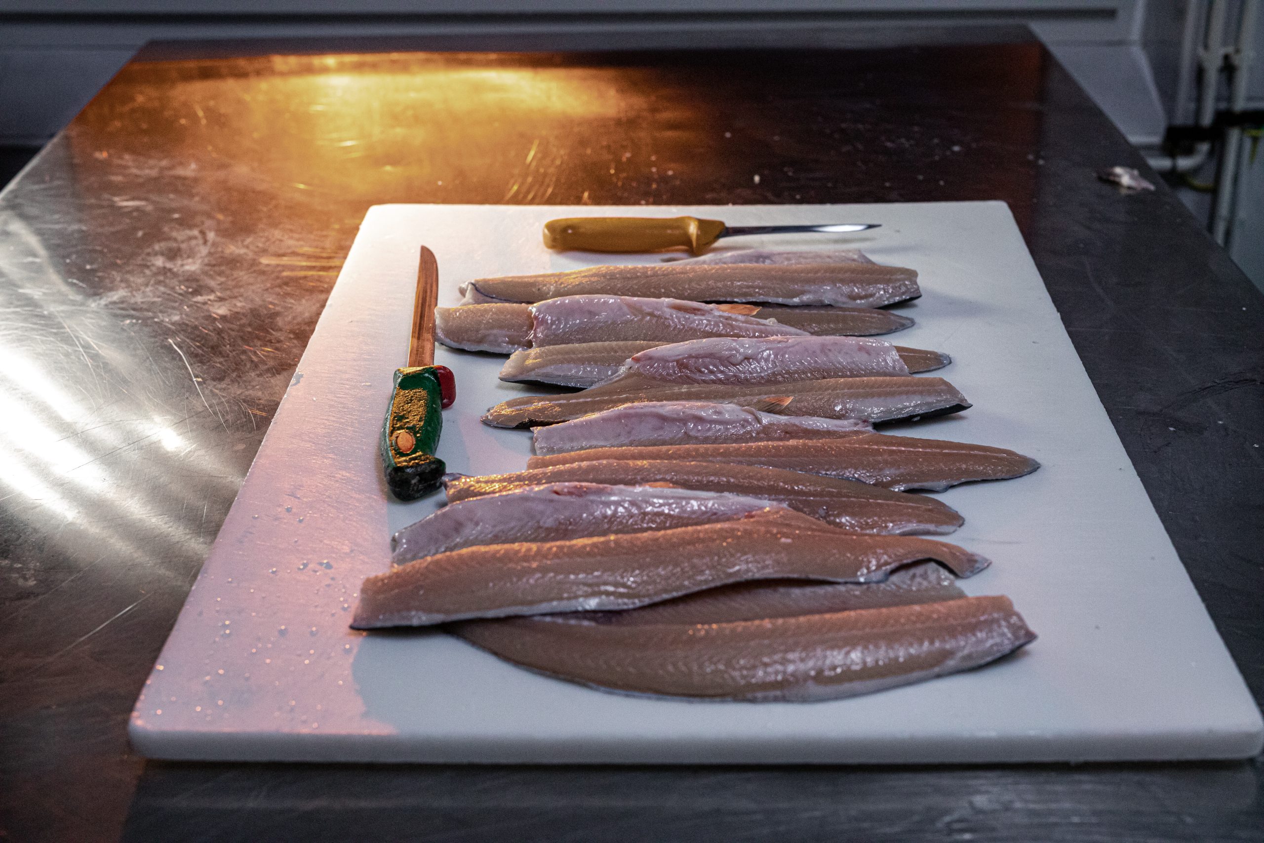 Filetirana sveža postrv na mizi