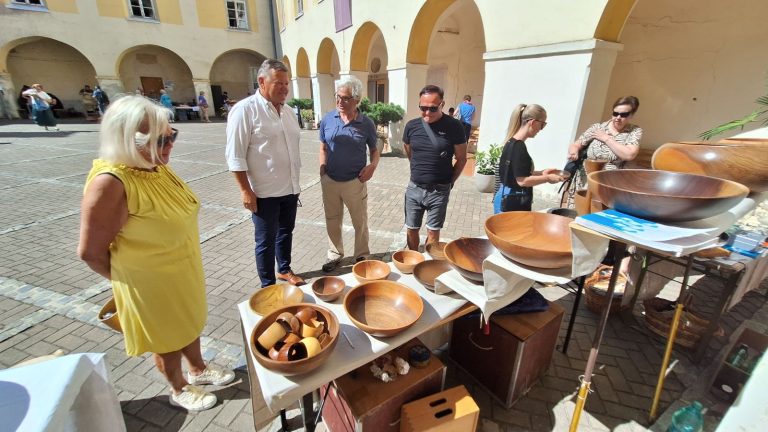 Obiskovalci Pomurskega rokodelskega festivala Pod grajskimi arkadami