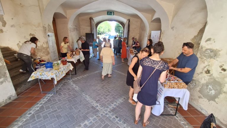 Obiskovalci Pomurskega rokodelskega festivala Pod grajskimi arkadami