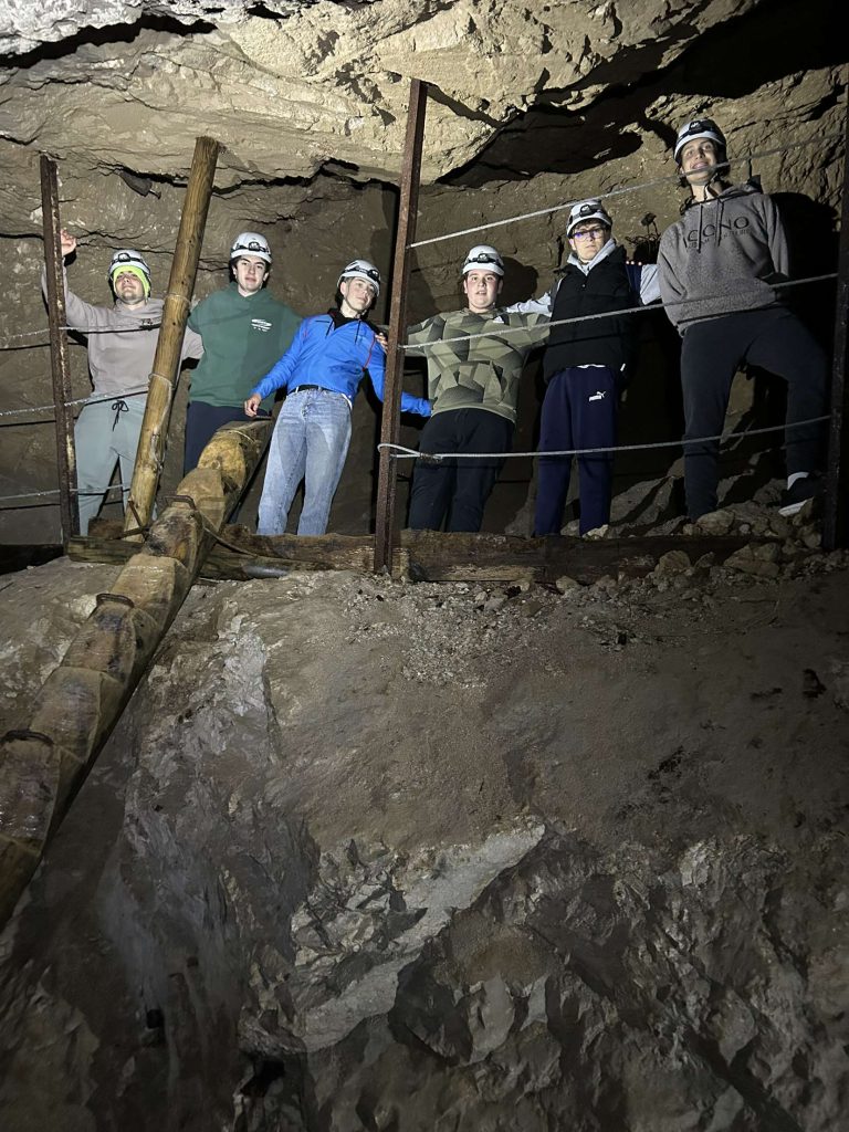 Dijaki na ogledu rudnika Mežica