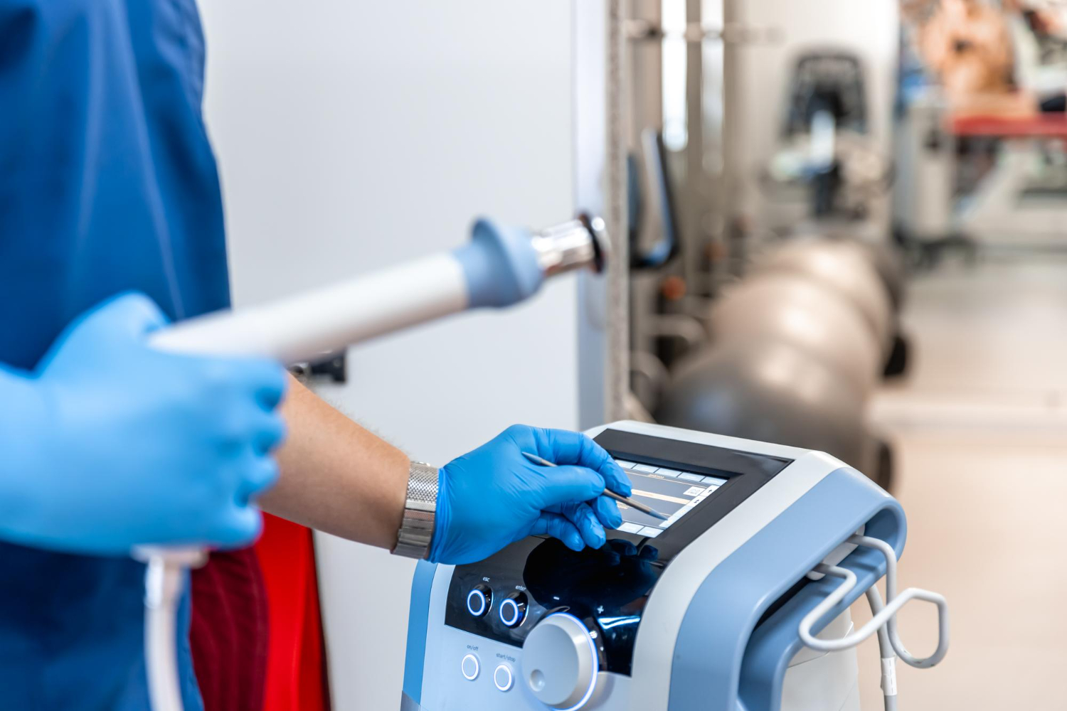 Na fotografiji medicinski tehnik upravlja z medicinsko opremo