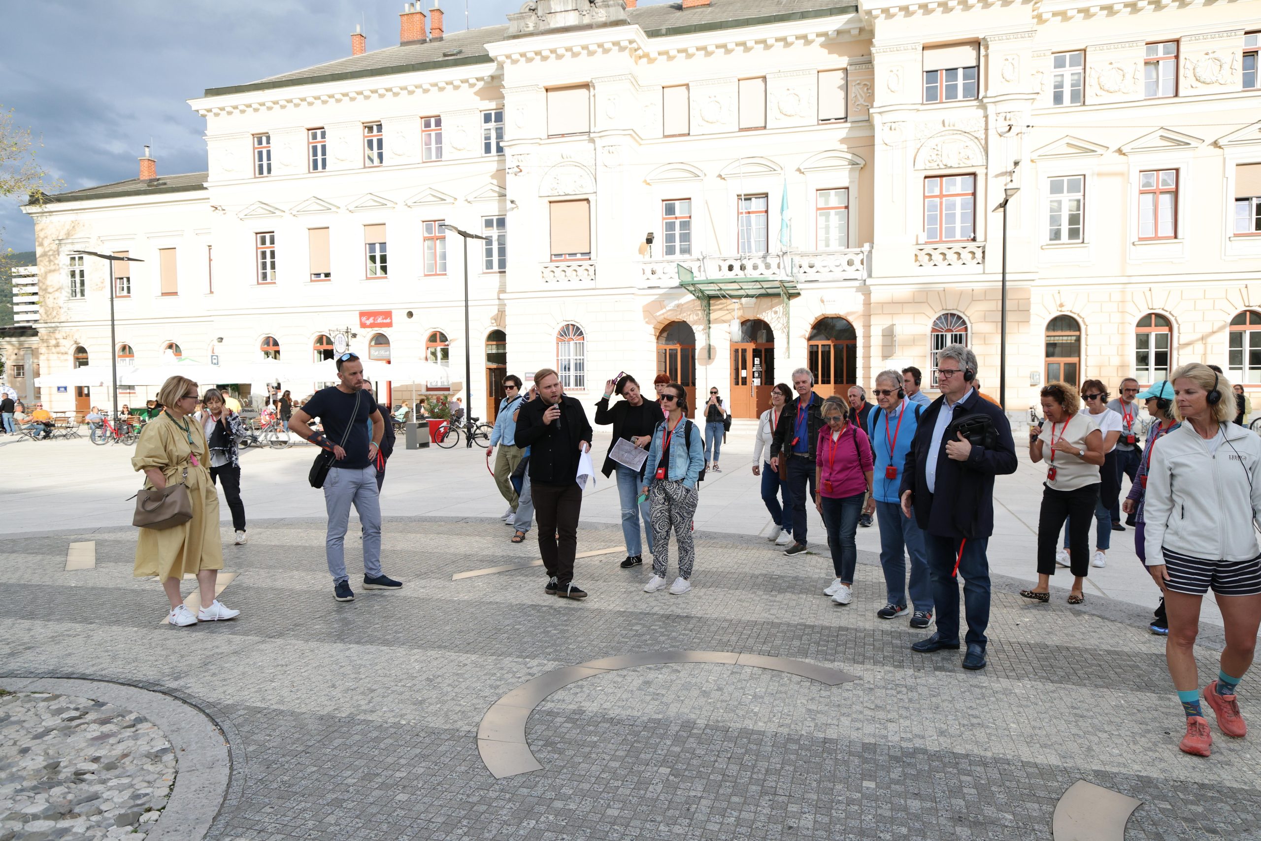 Udeleženci vodenega ogleda na Trgu Evrope