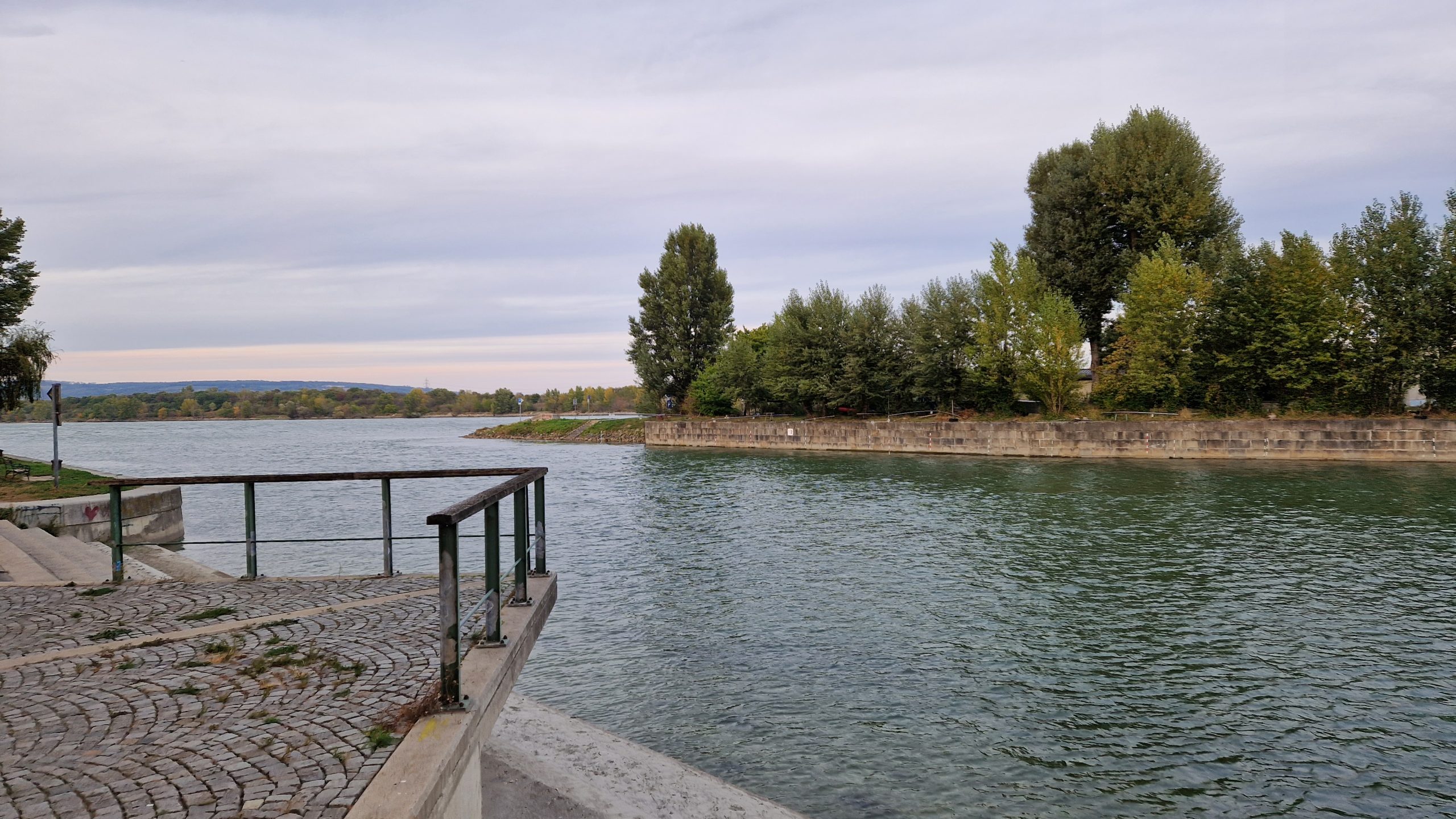 Pogled na reko s pomola