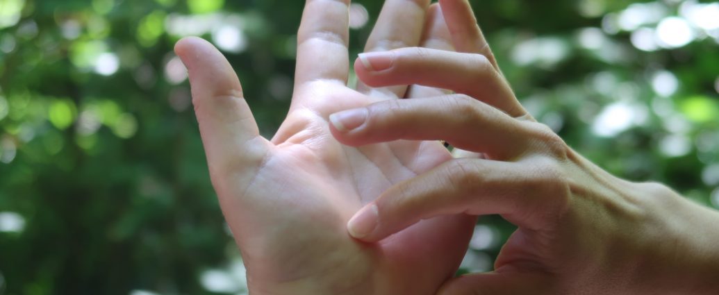 Bližnji posnetek dlani na katero druga roka piše s prsti.