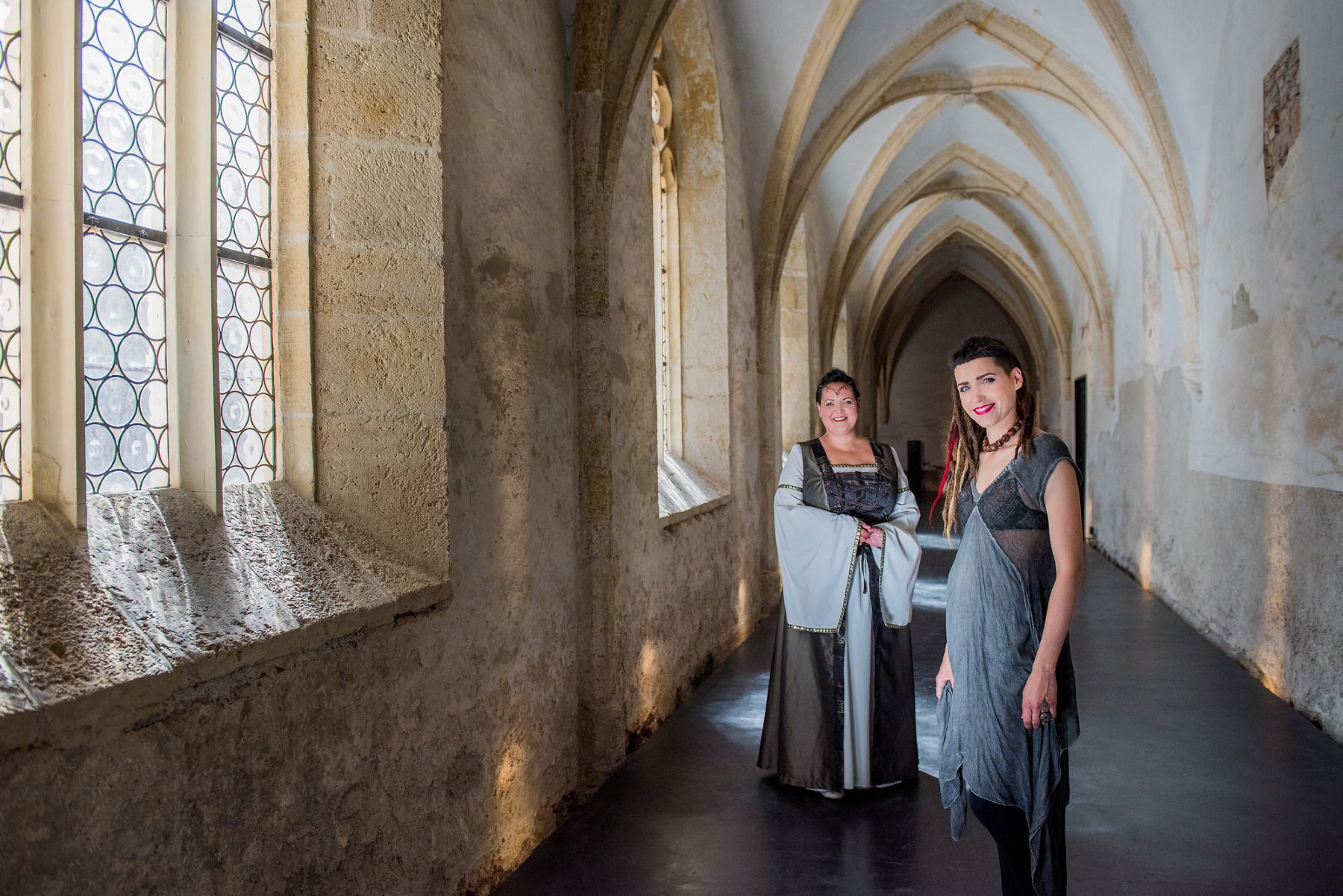 Dve umetnici stojita na hodniku Ptujskega gradu