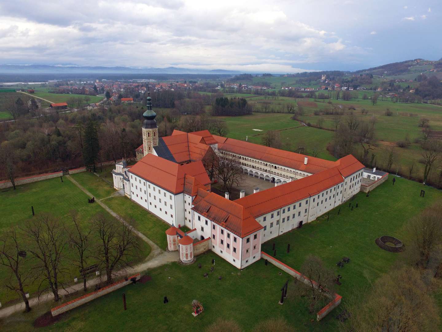 Fotografija samostana iz zraka.