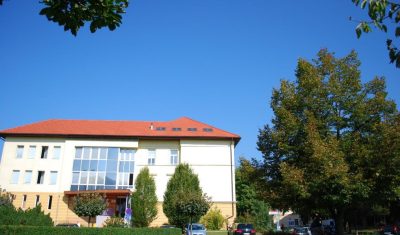 Ekonomska gimnazija in srednja šola Radovljica - fotografija zunanjosti šole