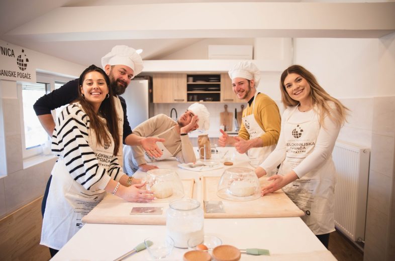 Mladi ljudje pripravljajo pogačo