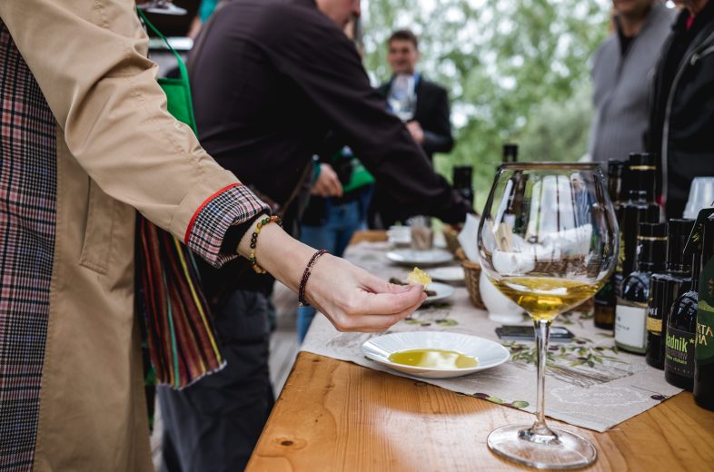 Fotografija mize, obložene s hrano