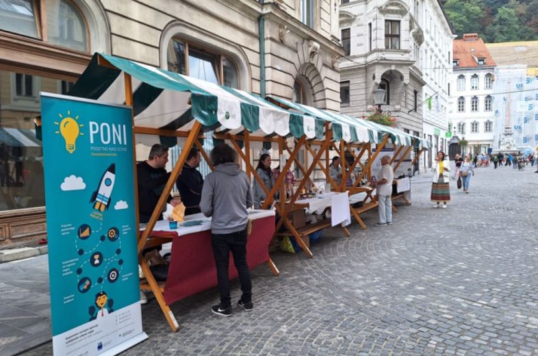 Fotografija stojnic v centru Ljubljane, projekt PONI LUR