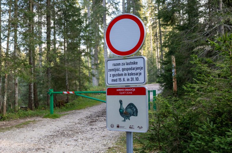 Fotografija prometnega znaka v Triglavskem narodnem parku